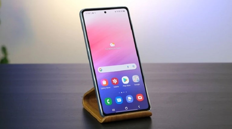 nen-mua-samsung-galaxy-a54-moi-ra-hay-iphone-se-2022-man-hinh
