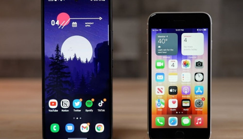Nên mua Samsung Galaxy A54 mới ra hay iPhone SE 2022?