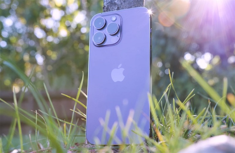 ro-ri-kich-thuoc-camera-va-nhieu-thong-tin-cua-iphone-15-ultra-mat-lung-iphone-14-pro-max