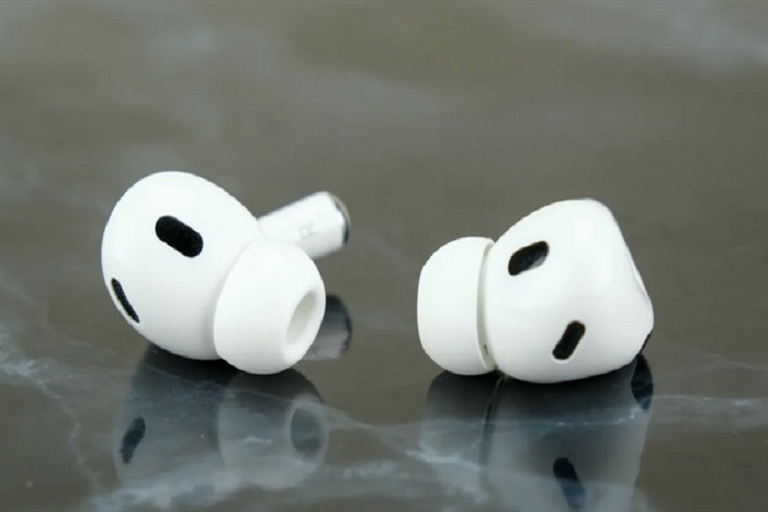 lo-hong-tu-airPods